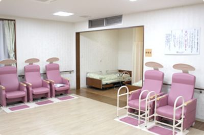 椅子とベッドの多目的室
