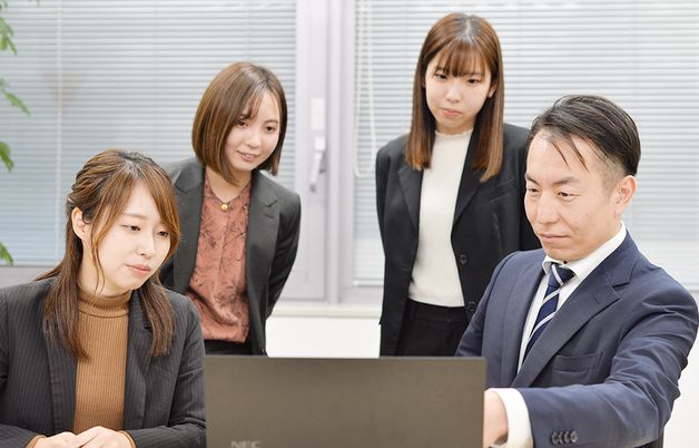 職員の会話風景