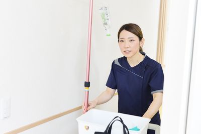 清掃するスタッフの廊下  