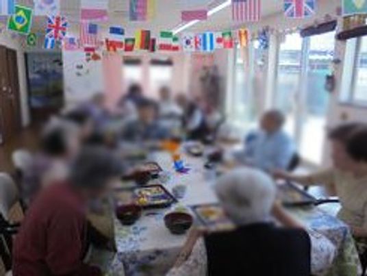多国籍な食事風景
