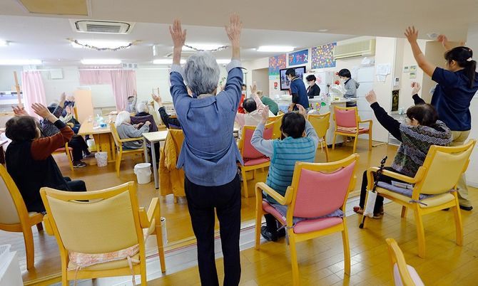 体操をする人々の様子