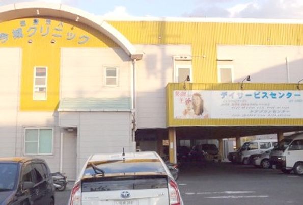 駐車場付き建物外観