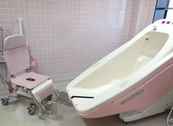 機能的な設備がある浴室