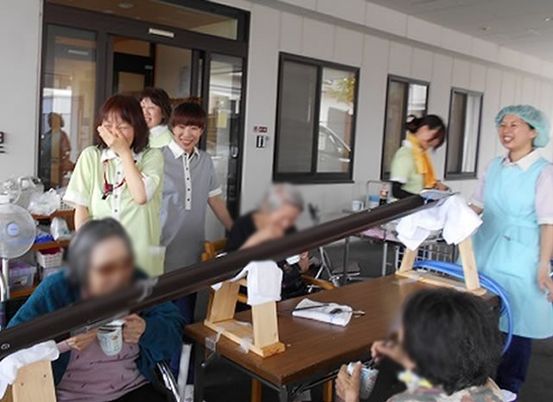 スタッフと利用者が集う場面