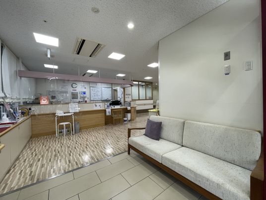 明るい広い受付ロビー