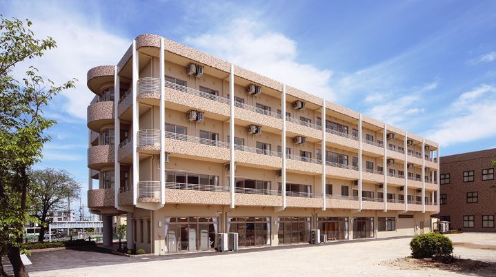 広々とした建物の外観