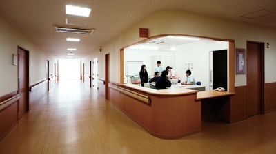 人が集う廊下