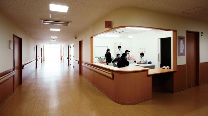 人が集う廊下