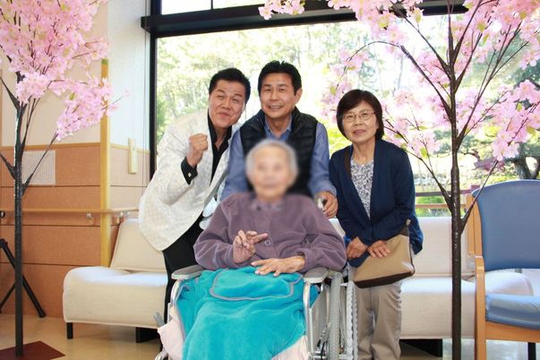 仲間と集う明るいラウンジ  