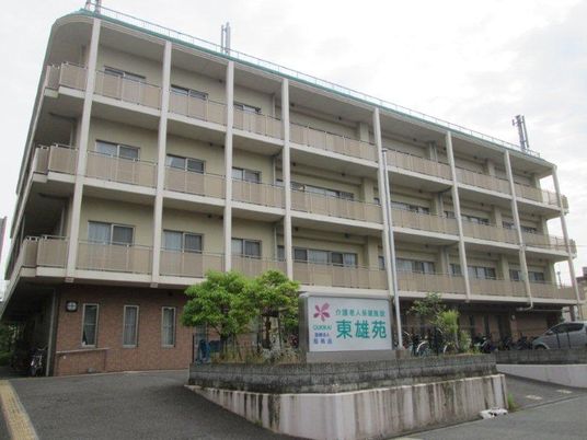正面玄関の建物外観