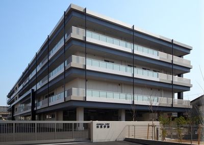4階建ての建物外観