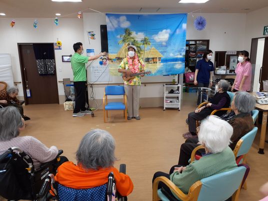 明るい多目的室の様子