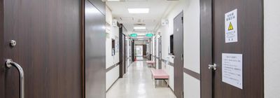 落ち着いた雰囲気の廊下