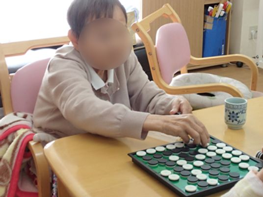 テーブルで遊ぶ人