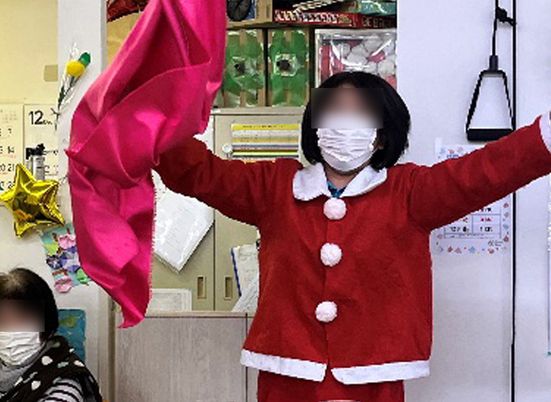 楽しそうな様子の室内
