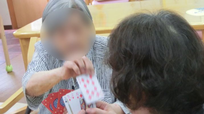 カードゲームを楽しむ様子