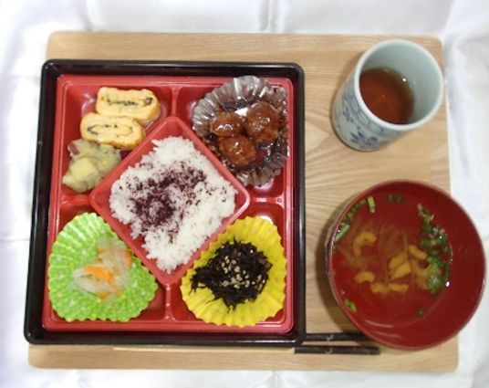 食事の様子を示す弁当