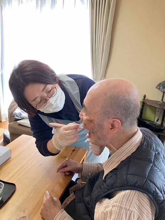 スタッフと利用者の食事介助