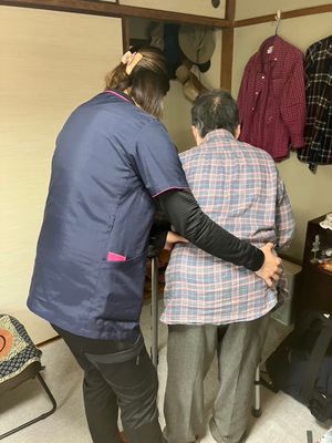支援するスタッフとご高齢者