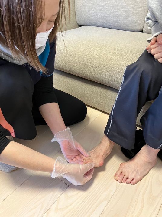 足元のケアを受ける様子