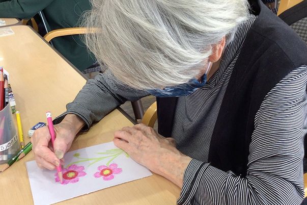 高齢者が絵を描く光景