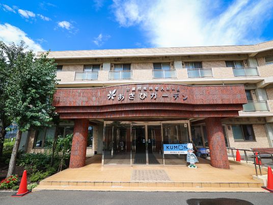 明るい空と建物外観