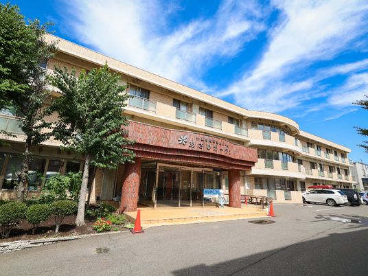 広々とした外観の建物