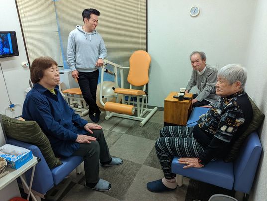 椅子に座る４人の様子