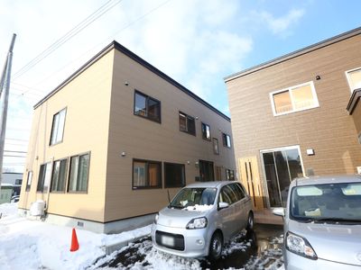 冬の明るい建物外観