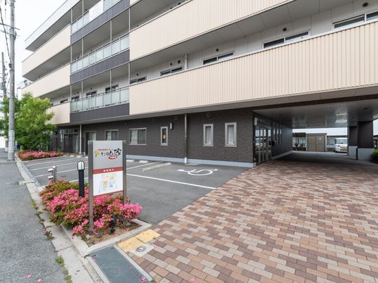 施設のエントランス外観