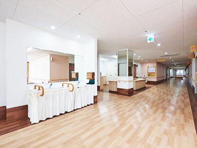 広々としたクリーンな廊下