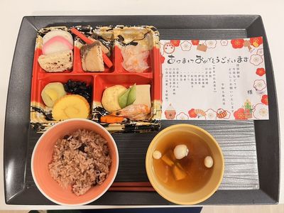 彩り豊かな食事トレイ