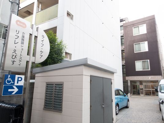 建物入口標識と駐車場案内