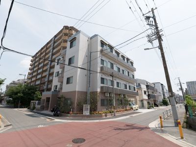多階層の建物の外観
