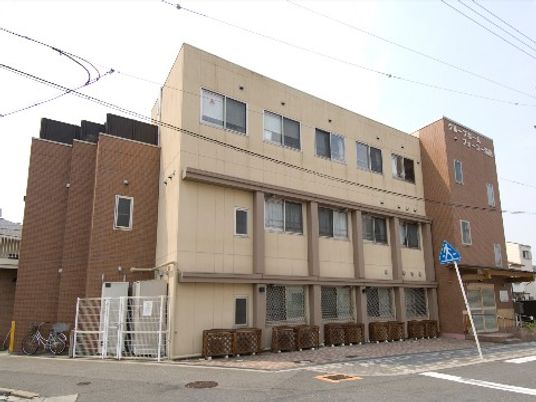 3階建ての堅牢な外観