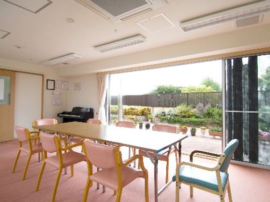 多目的室と庭の景色