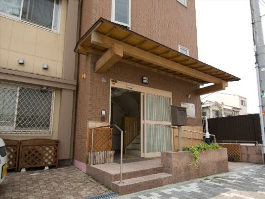 明るいエントランス外観