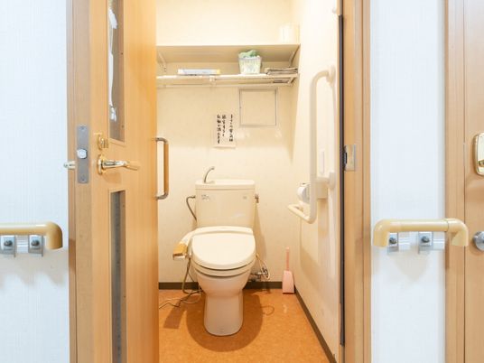 バリアフリー設計のトイレ