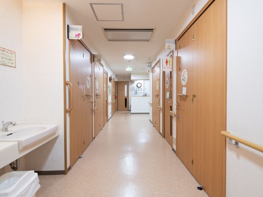 廊下に沿った居室の扉
