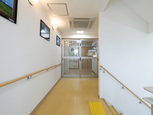 清潔感のある明るい廊下