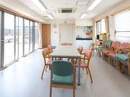 明るく清潔な食堂空間