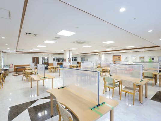 広々とした食堂の風景