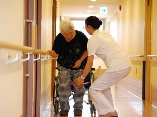 介護の歩行支援廊下