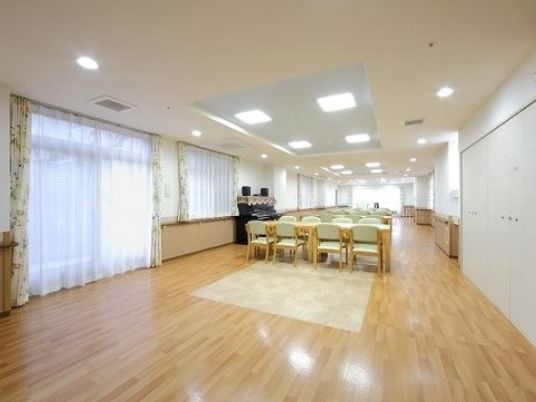 広々とした明るい食堂
