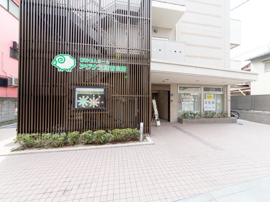 明るい施設のエントランス