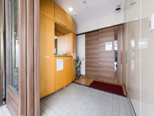 エントランスの明るい通路