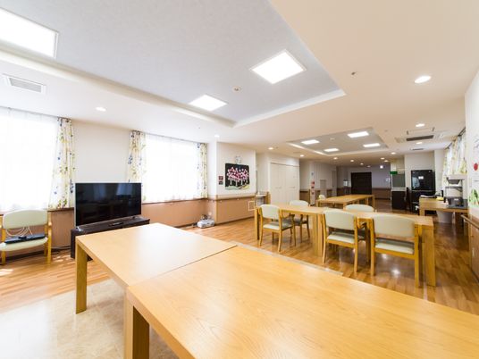 共有スペースの明るい部屋
