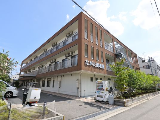 茶色の建物の外観