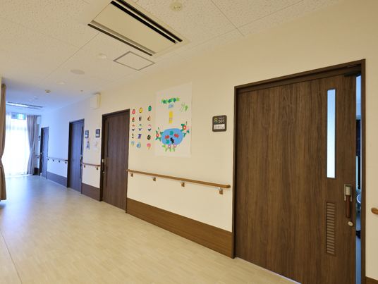 廊下に掲示物と扉