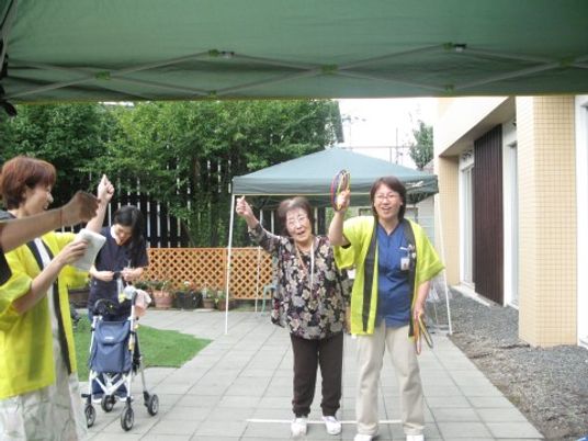 屋外で笑顔のエクササイズ